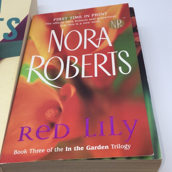 Bundle of 7 Nora Roberts Fiction Novels Books - Picture 6 of 11